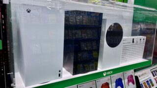 Xbox Series X ve Xbox Series S konsollarının yan yana fotoğrafı