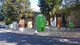 Google kampüsündeki renkli Android heykelleri