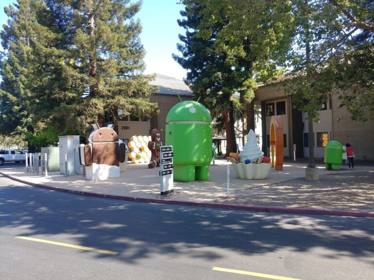 Google kampüsündeki renkli Android heykelleri