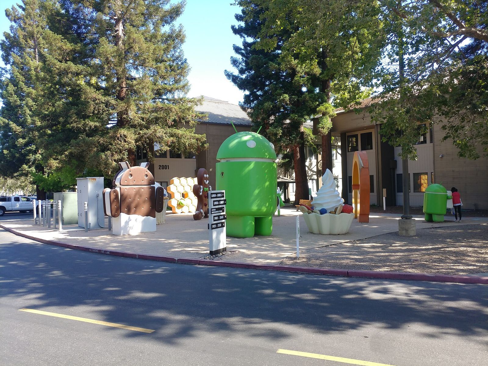 Google kampüsündeki renkli Android heykelleri