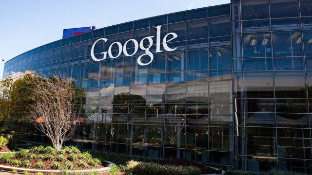 Google genel merkezinde bulunan Google logosu