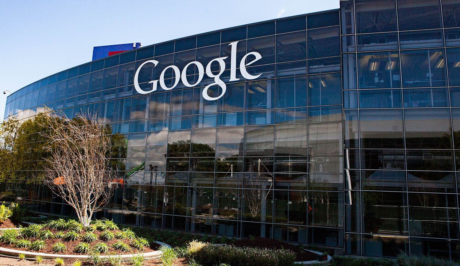 Google genel merkezinde bulunan Google logosu
