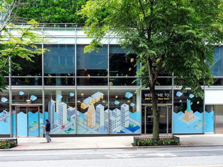 New York'taki Amazon Web Services Loft binasının içinden bir görünüm