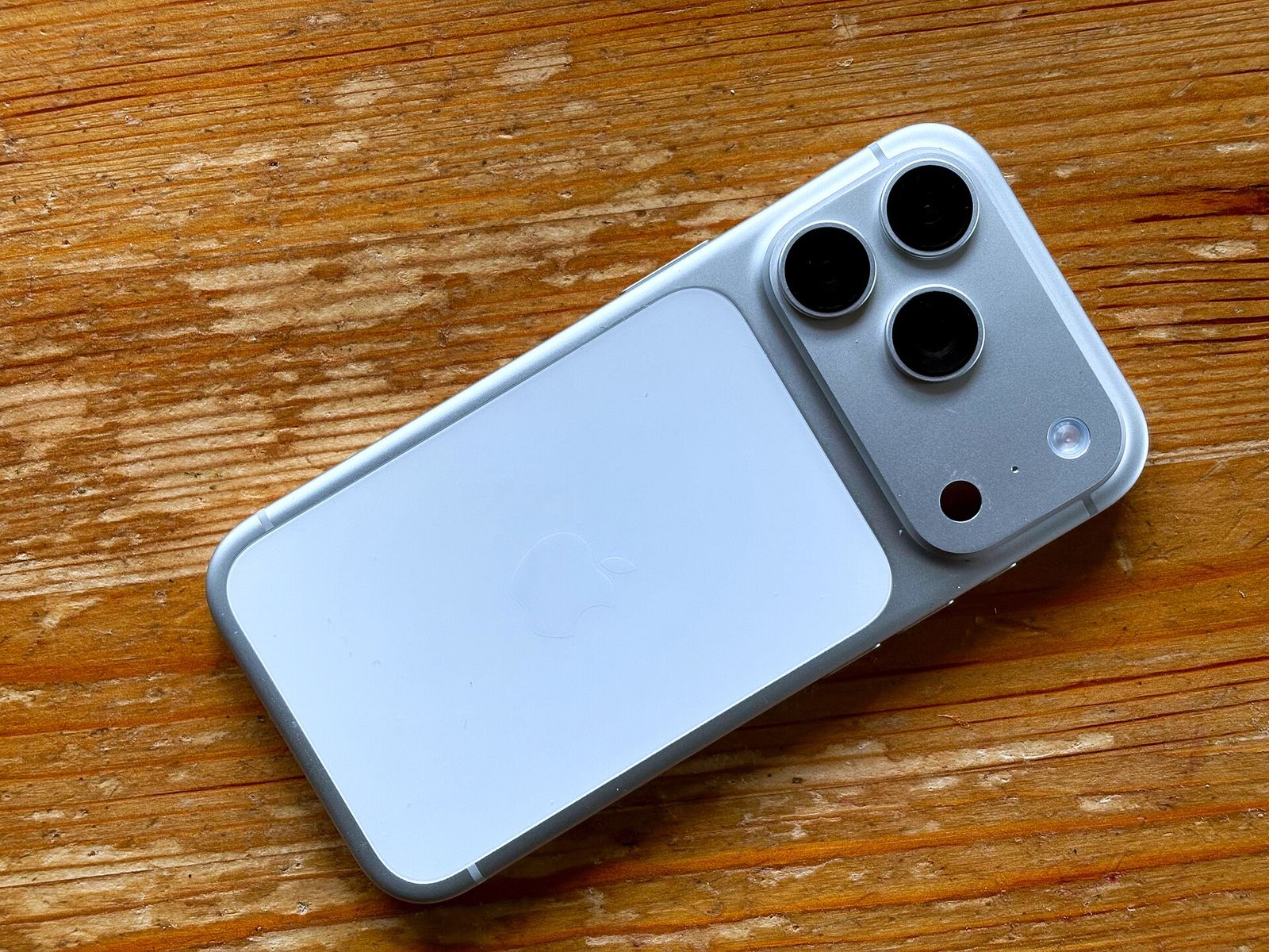 Bir masa üzerinde duran iPhone 17 Pro telefon