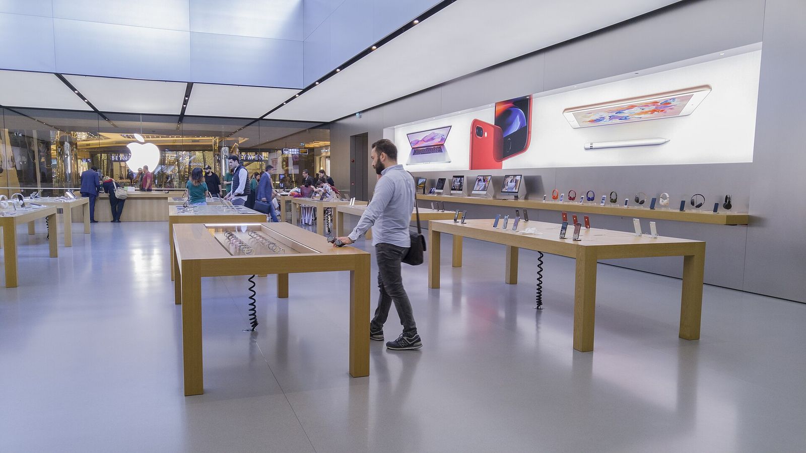 İstanbul'daki Zorlu Center alışveriş merkezinde bulunan Apple Store mağazası