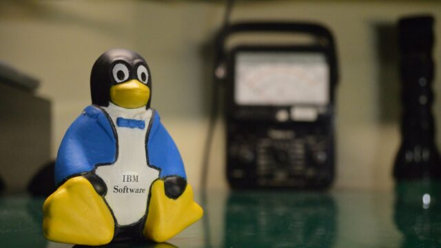 Linux'un maskotu Tux penguen figürü