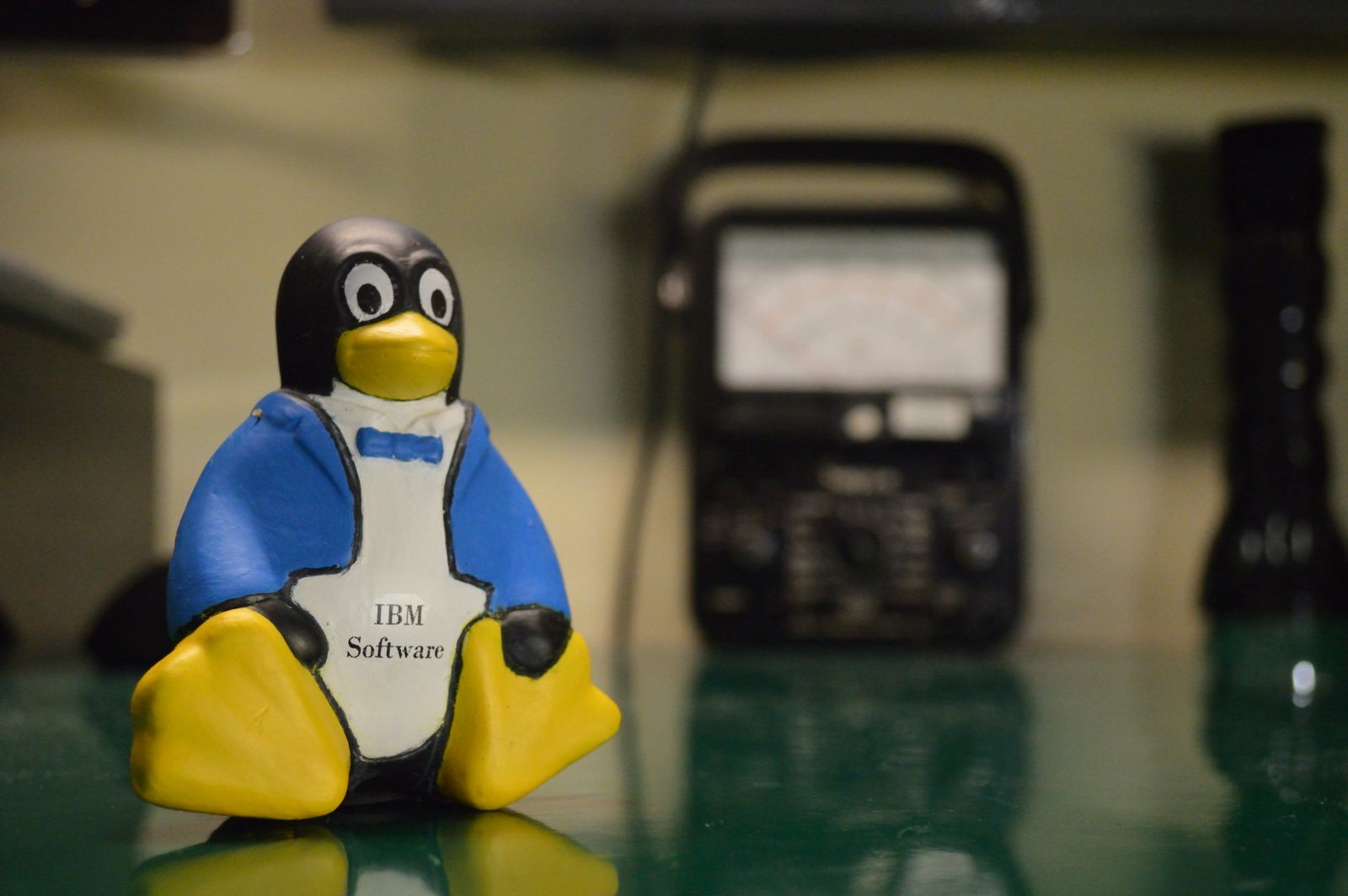 Linux'un maskotu Tux penguen figürü