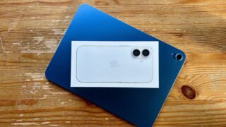 Kutusunda duran bir iPhone 16 ve iPad