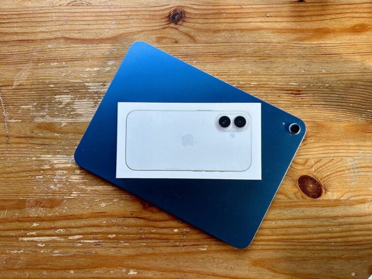 Kutusunda duran bir iPhone 16 ve iPad