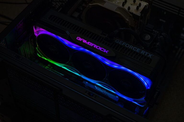 Palit marka bir GeForce RTX 5090 ekran kartının yakın çekim fotoğrafı