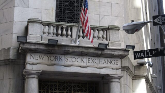 New York'ta Wall Street tabelası ve New York Borsası binası