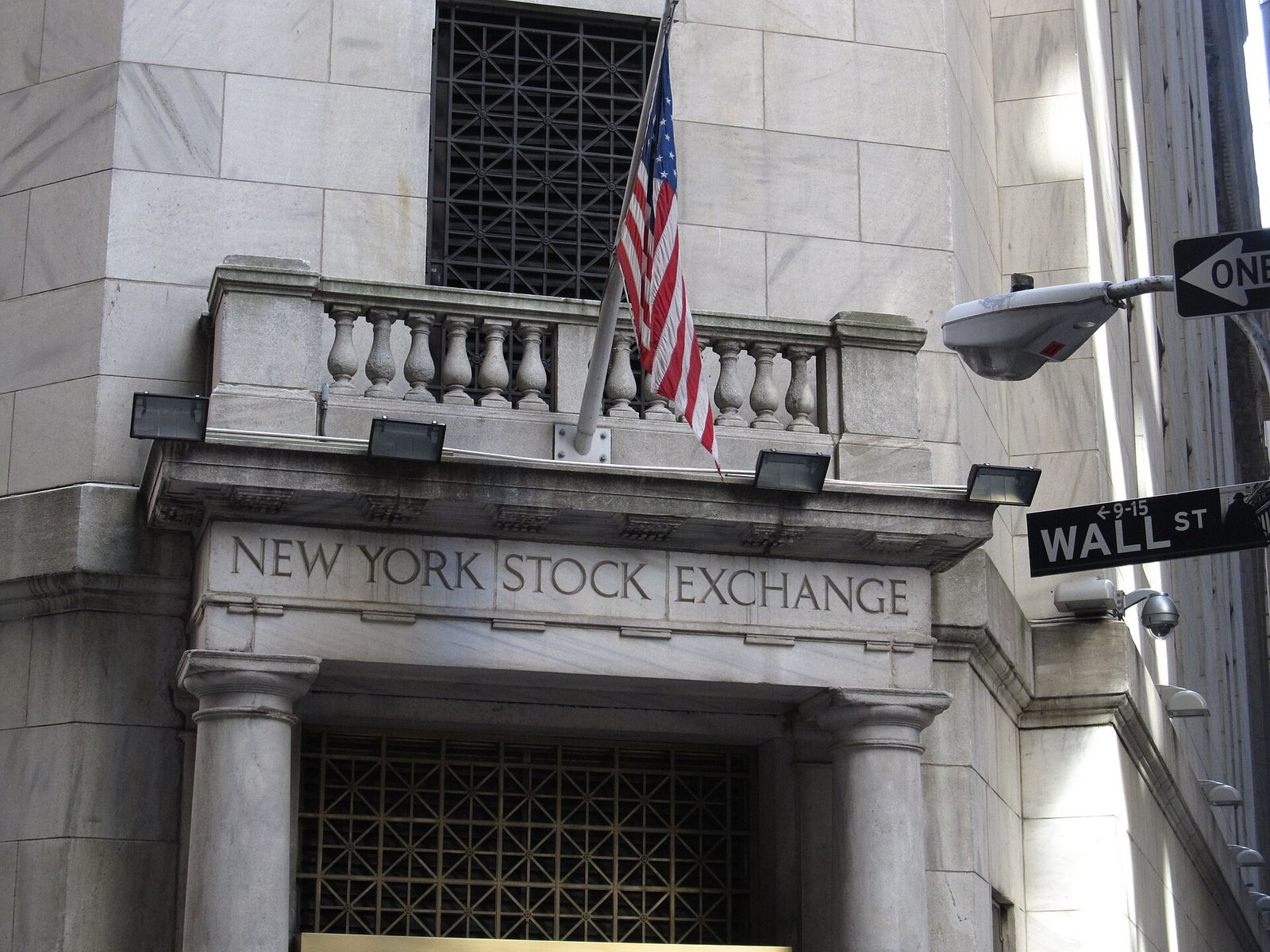 New York'ta Wall Street tabelası ve New York Borsası binası