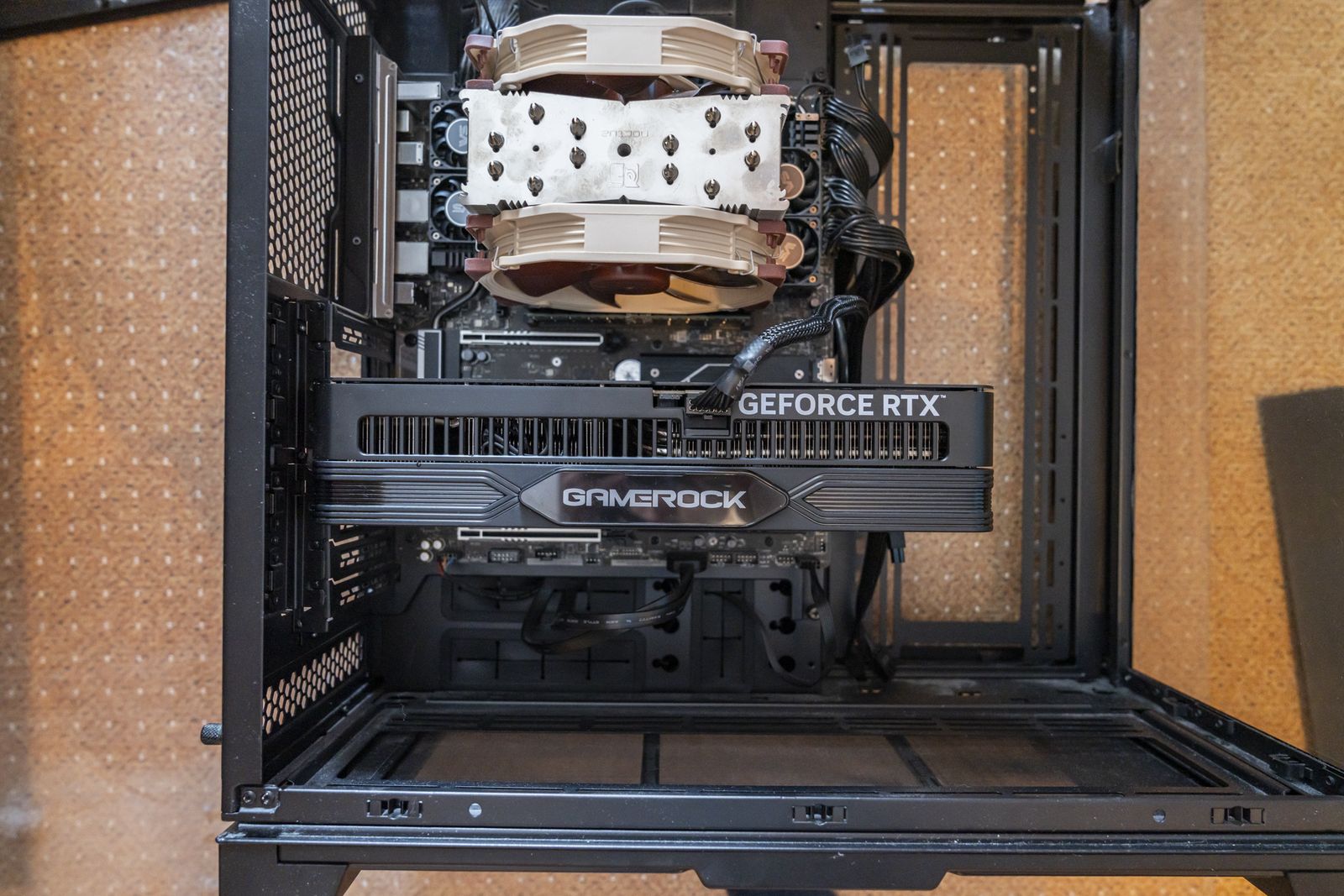 Palit marka bir GeForce RTX serisi ekran kartı, masa üzerinde