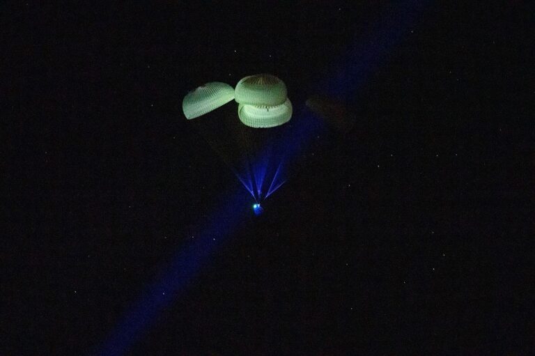 Bir SpaceX Crew Dragon kapsülünün Pasifik'e inişi (Crew-5 görevinden arşiv fotoğrafı)