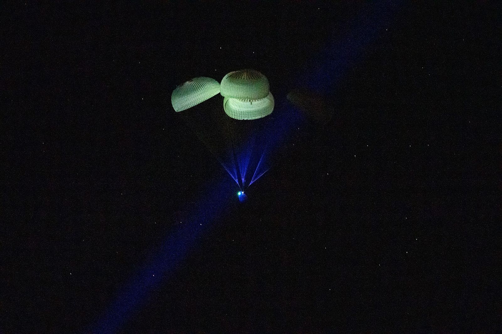 Bir SpaceX Crew Dragon kapsülünün Pasifik'e inişi (Crew-5 görevinden arşiv fotoğrafı)