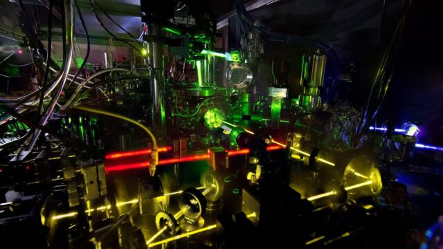 NIST'te bir iterbiyum örgü saati düzeneğinin fotoğrafı