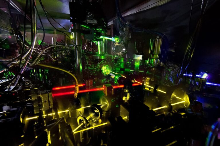 NIST'te bir iterbiyum örgü saati düzeneğinin fotoğrafı