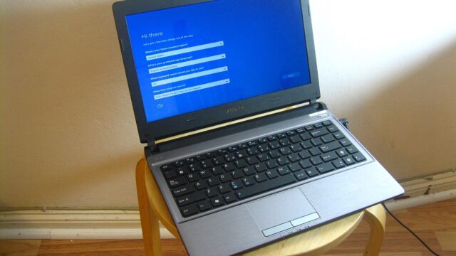 Windows işletim sistemi kurulumu yapılan bir dizüstü bilgisayar