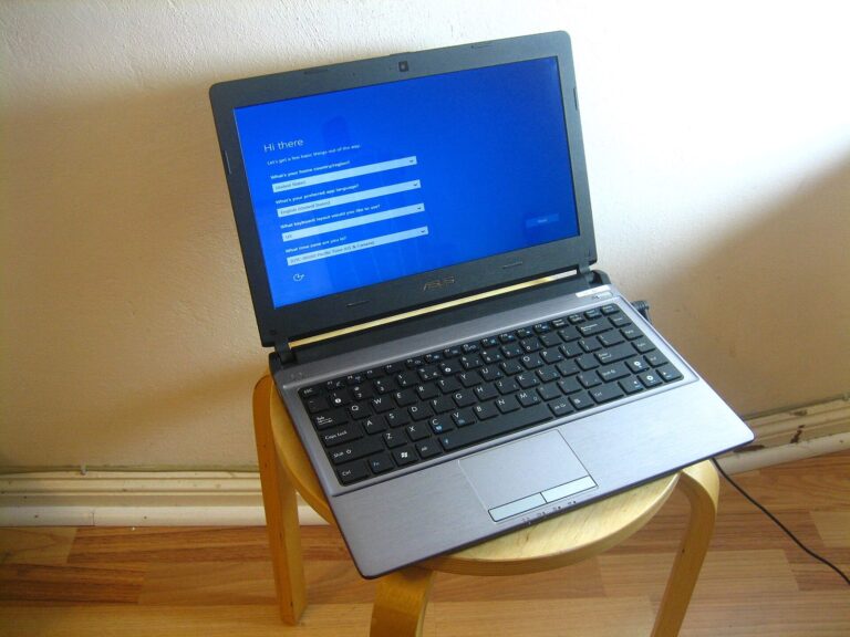 Windows işletim sistemi kurulumu yapılan bir dizüstü bilgisayar